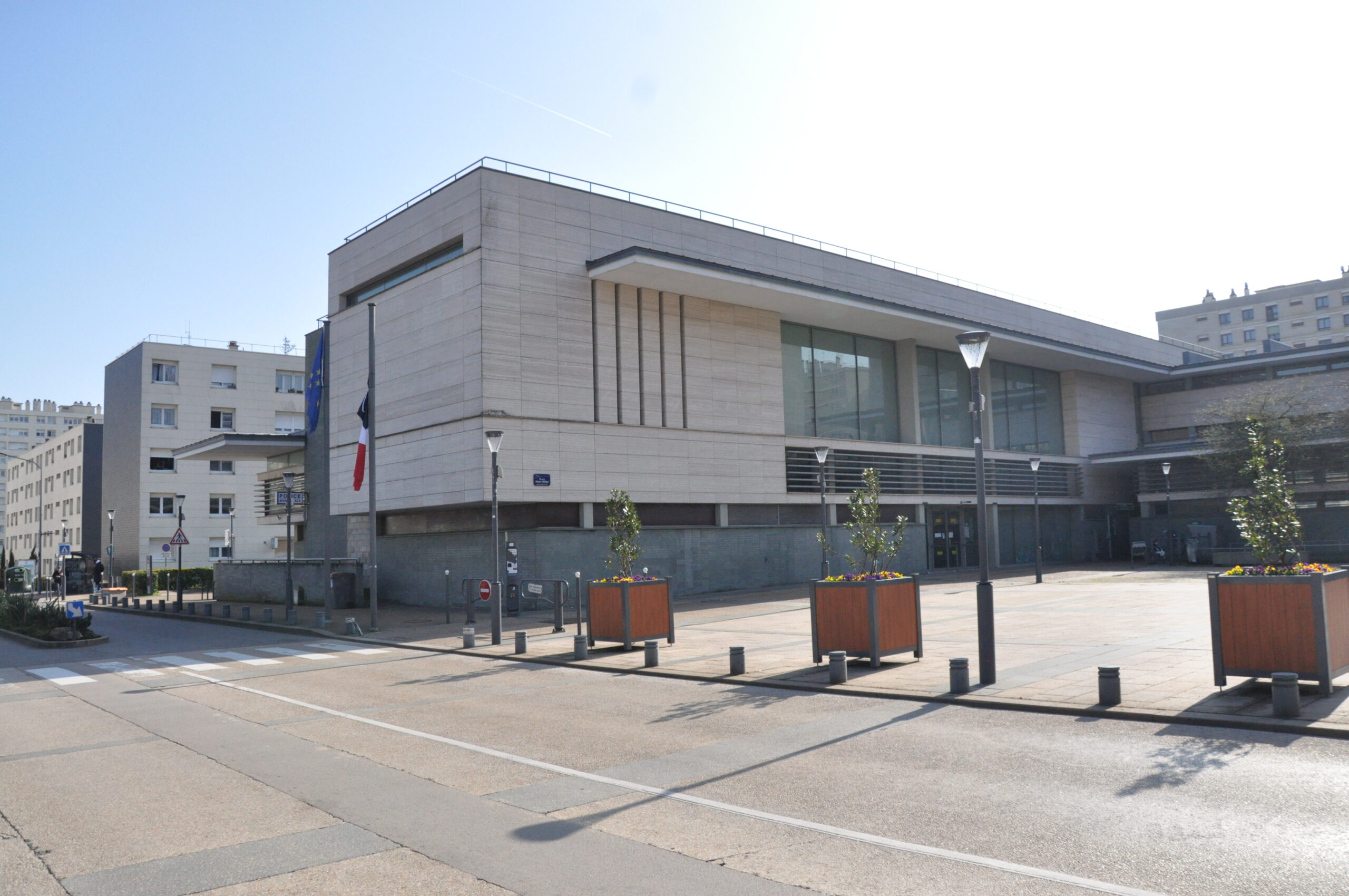Image d'illustration des bâtiments administratifs de la place Henry Wolf