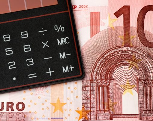 Calculatrice et billet de 10€